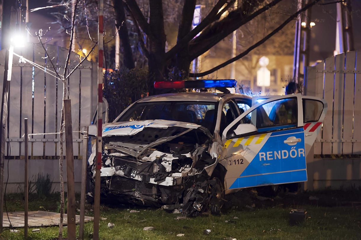 Fotók a súlyos pesti balesetről – teljesen összegyűrődött a kertbe repülő rendőrautó