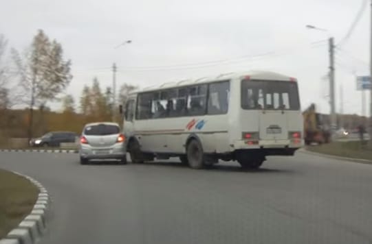 Oroszországból szeretettel: így ne hajtson ki a körforgalomból - videó