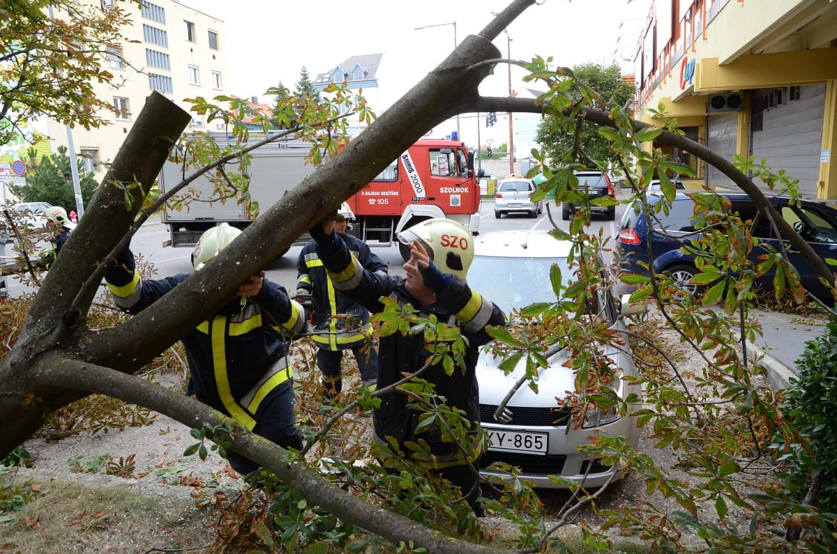 Egy autó a belvárosra: csoportosan menesztik a tűzoltókat?