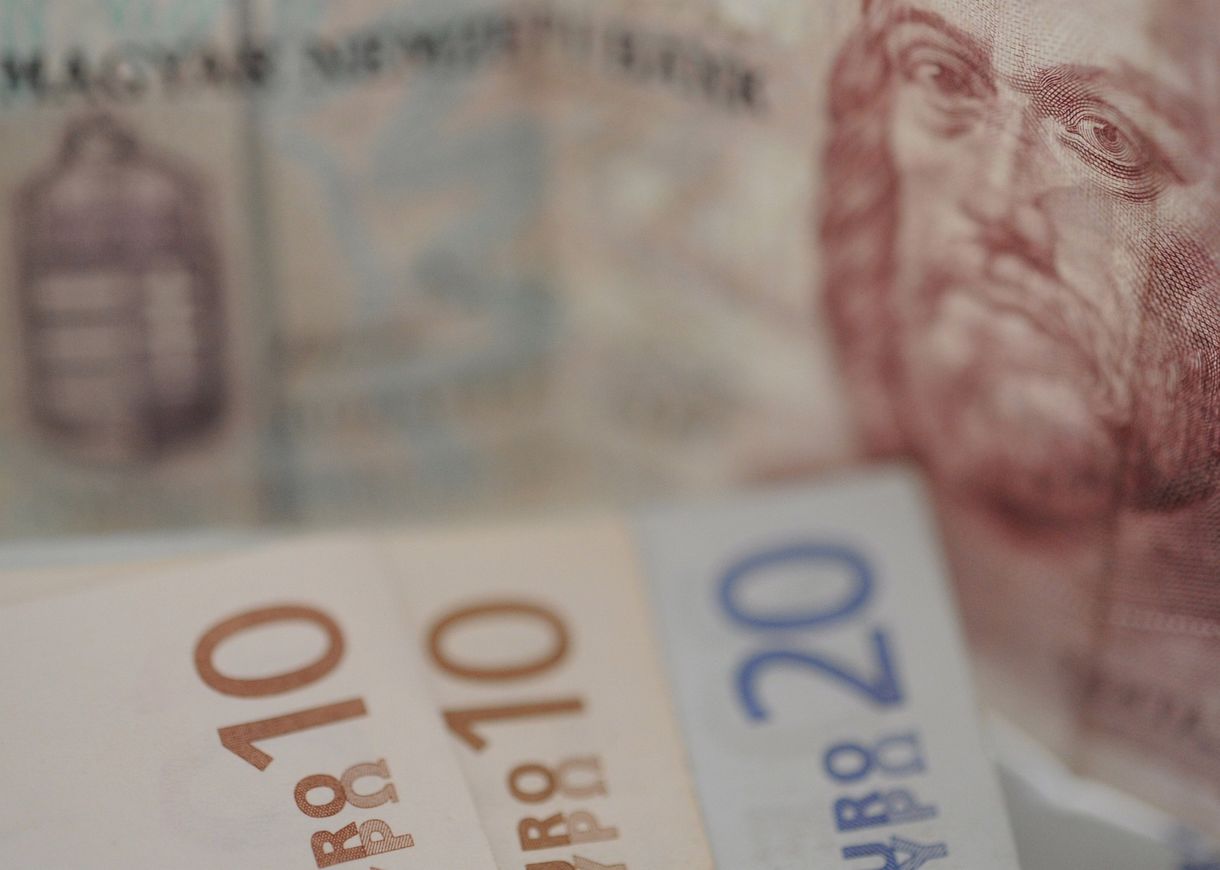 Az euróhoz képest stagnált a forint