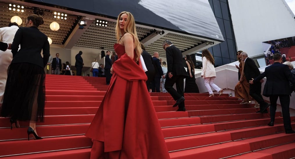 Jennifer Lawrence strandpapucsban jelent meg a vörös szőnyegen