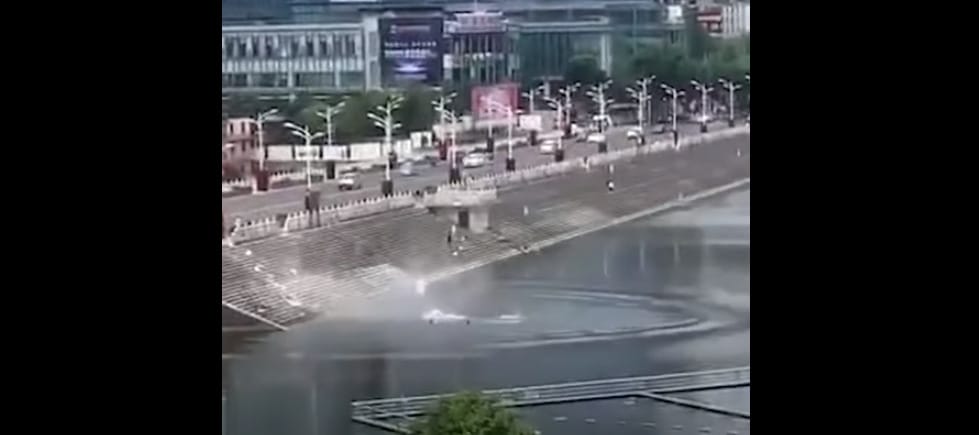 Szándékosan tóba hajtott egy buszsofőr Kínában, 21 ember meghalt
