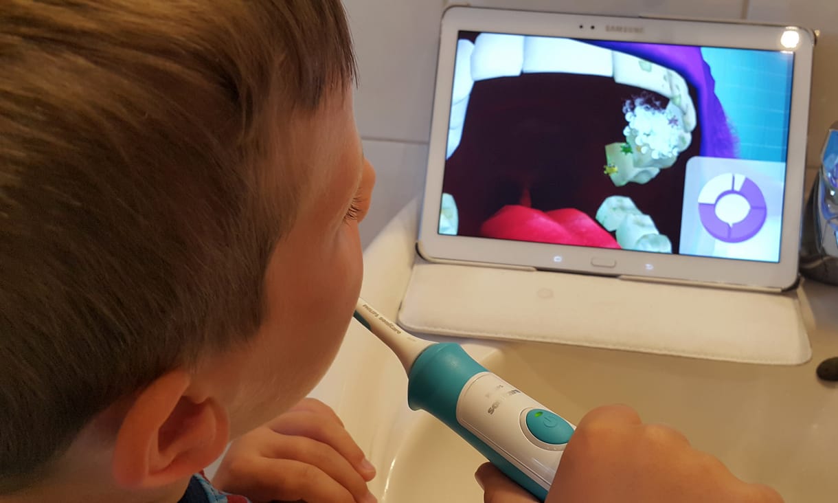 Utál fogat mosni a gyerek? Kipróbáltuk, és ezzel a fogkefével fordulhat a kocka
