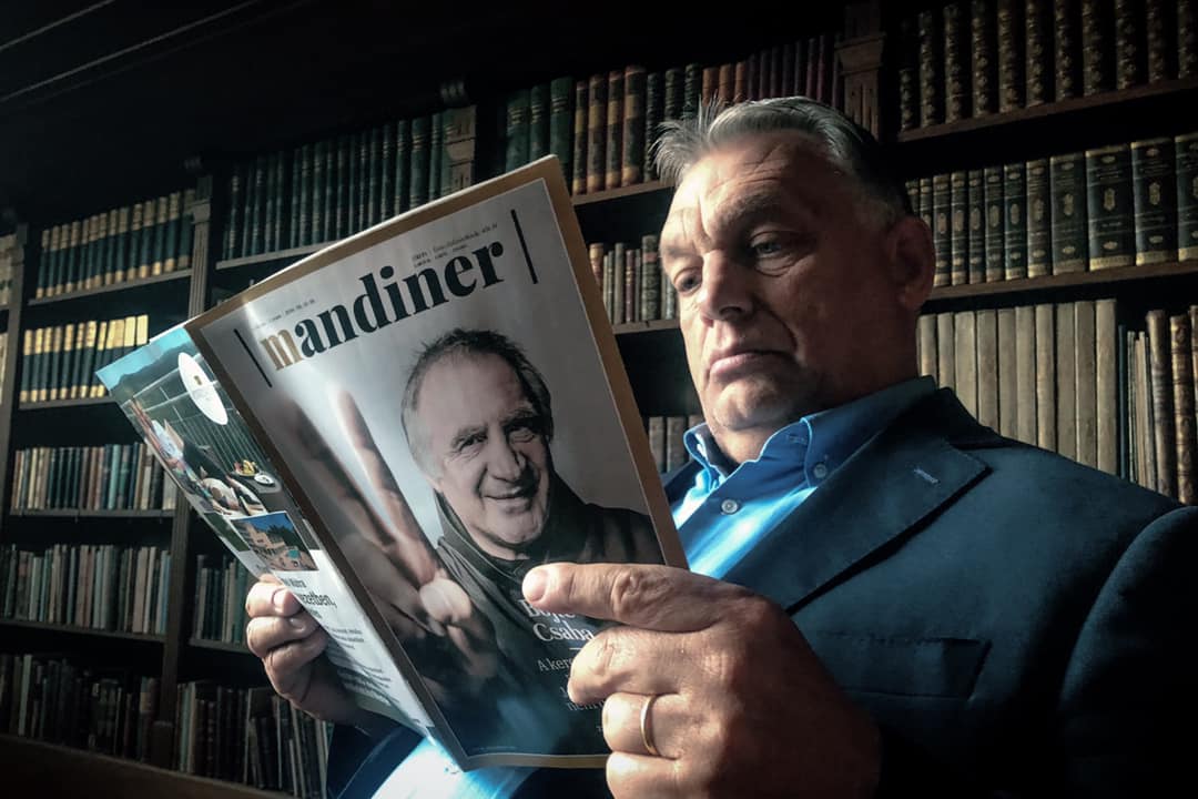 Orbán a Facebook-oldalán pózol a most indult Mandinerrel