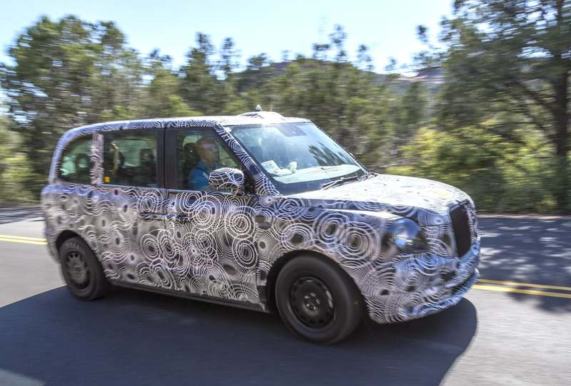 Még a sivatagban is tesztelik az új londoni taxikat