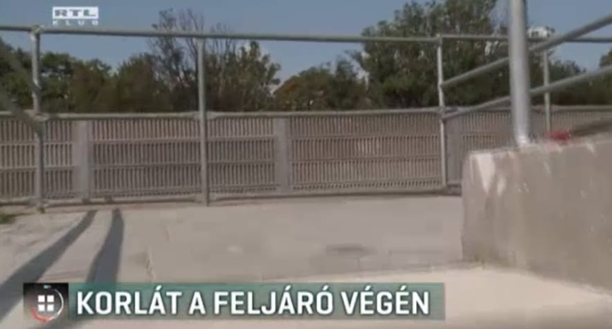 Megépítették, majd korláttal zárták le a mozgáskorlátozottak rámpáját egy vasúti megállóban