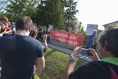 Sorosozó molinóval és pogácsával várták Felcsúton a korrupció elleni tüntetőket