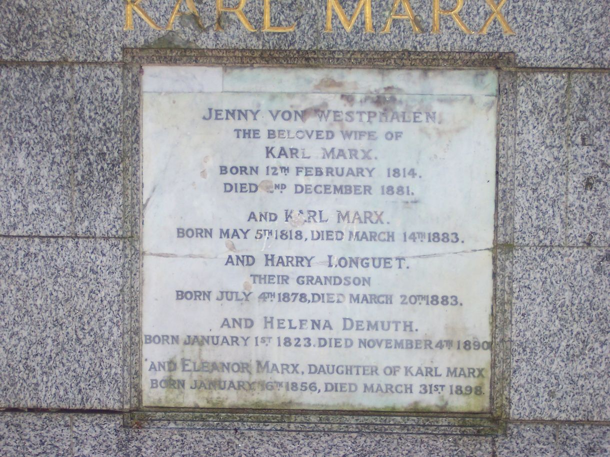 Kalapáccsal estek neki Karl Marx síremlékének