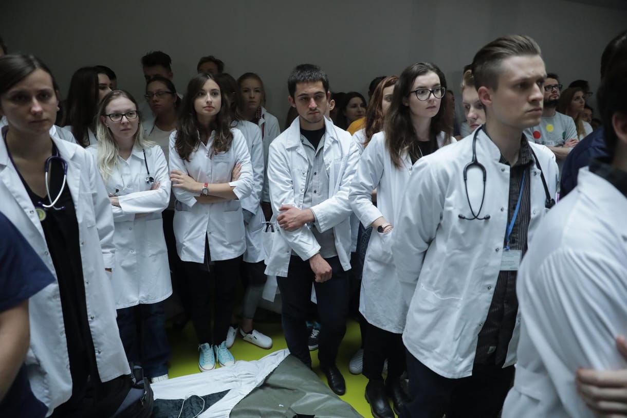 A Magyar Rezidens Szövetség elnöke szerint Orbán inasozása kiverte a biztosítékot a rezidenseknél