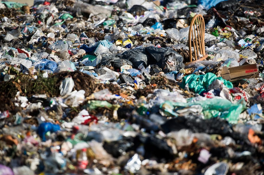 100 köbméternyi szemét gyűlik egy falu határában