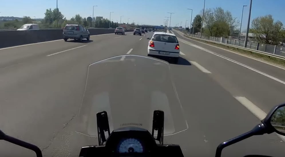 Simán megállt az M1-es közepén egy autós, mert elszúrta a lehajtót – videó