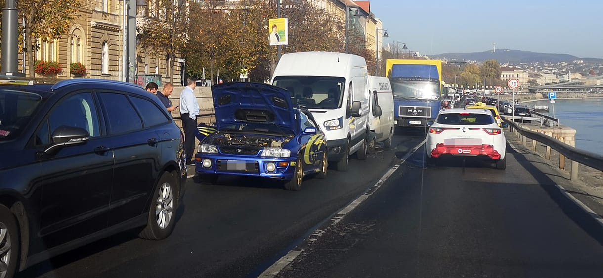 Ráfutásos baleset okozott gigadugót a rakparton