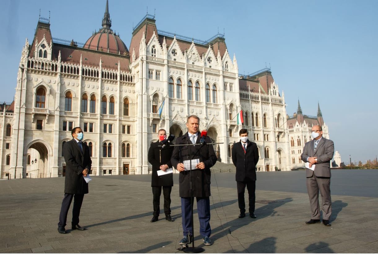 A Fidesz szappanoperába taszítaná az ellenzéket, de végül megoldhatta egy házi feladatukat 
