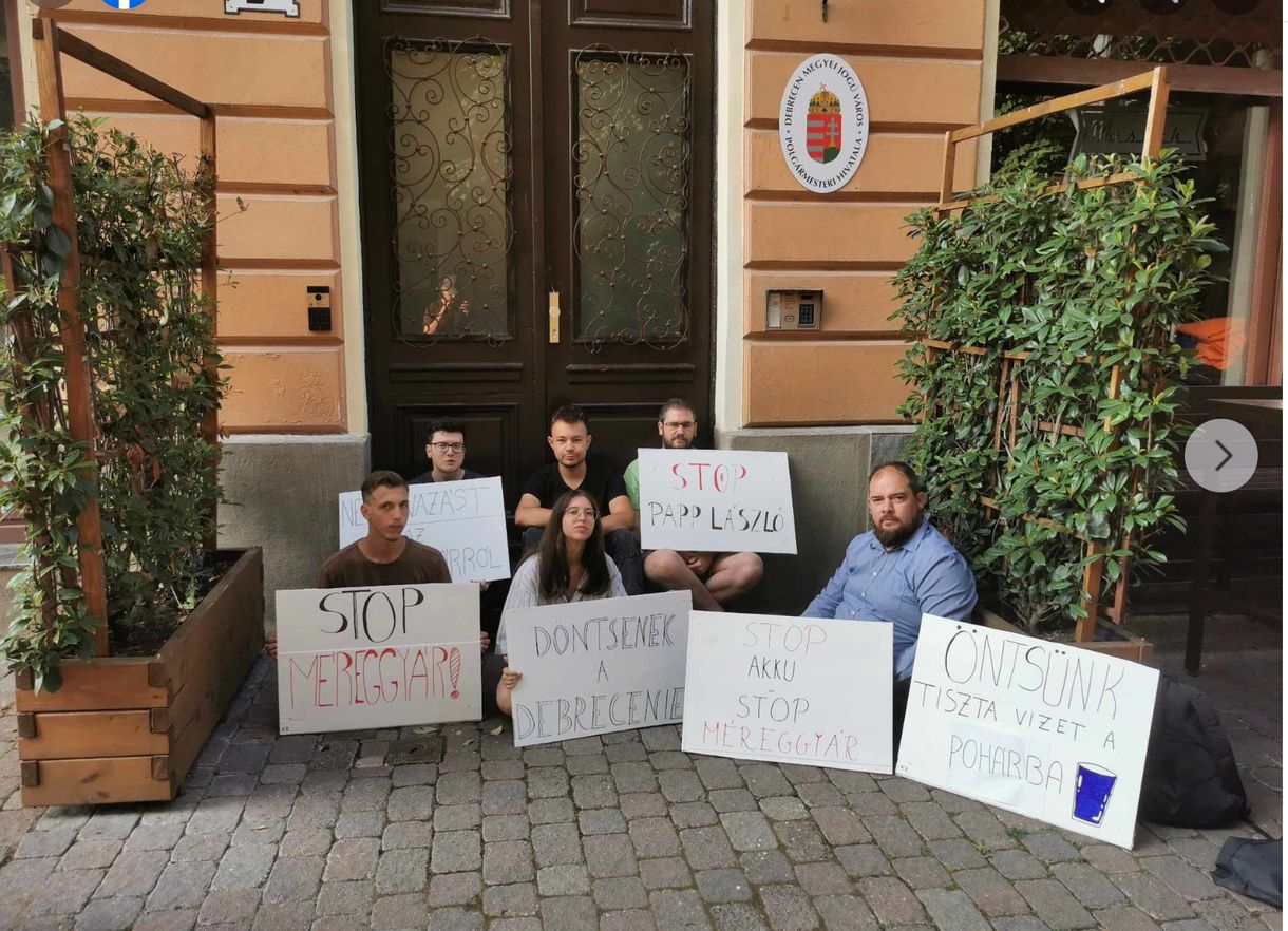 Nyomozás indult a Momentum debreceni polgármesteri hivatal elé szervezett blokádja ügyében