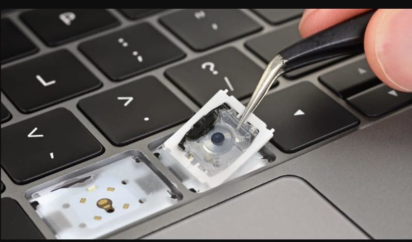 Hiába tiltakozott az Apple, folytatódik a csoportos per a pillangóbillentyűzet miatt