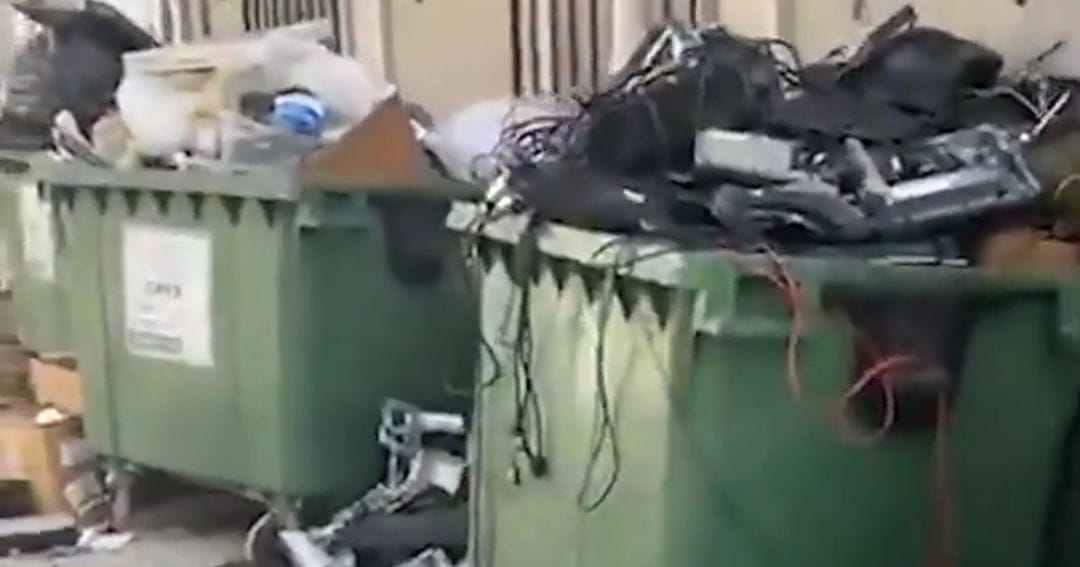 Nem minden fért fel a repülőkre, összezúzott számítógéphegyeket hagyott hátra a NATO Kabulban – videó