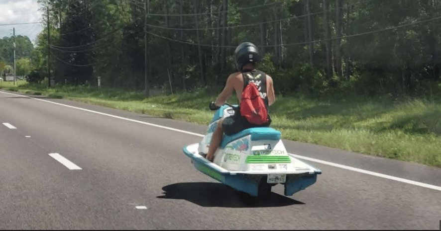 Egy jetski robog az autók közt a forgalomban – videó