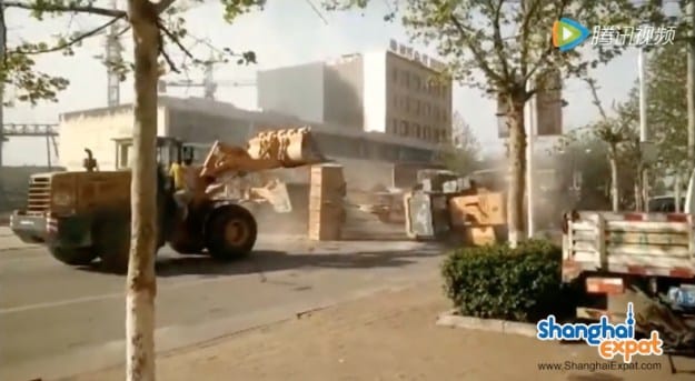 Gigászi csata volt: buldózerekkel mentek egymásnak a kínai munkások – videó