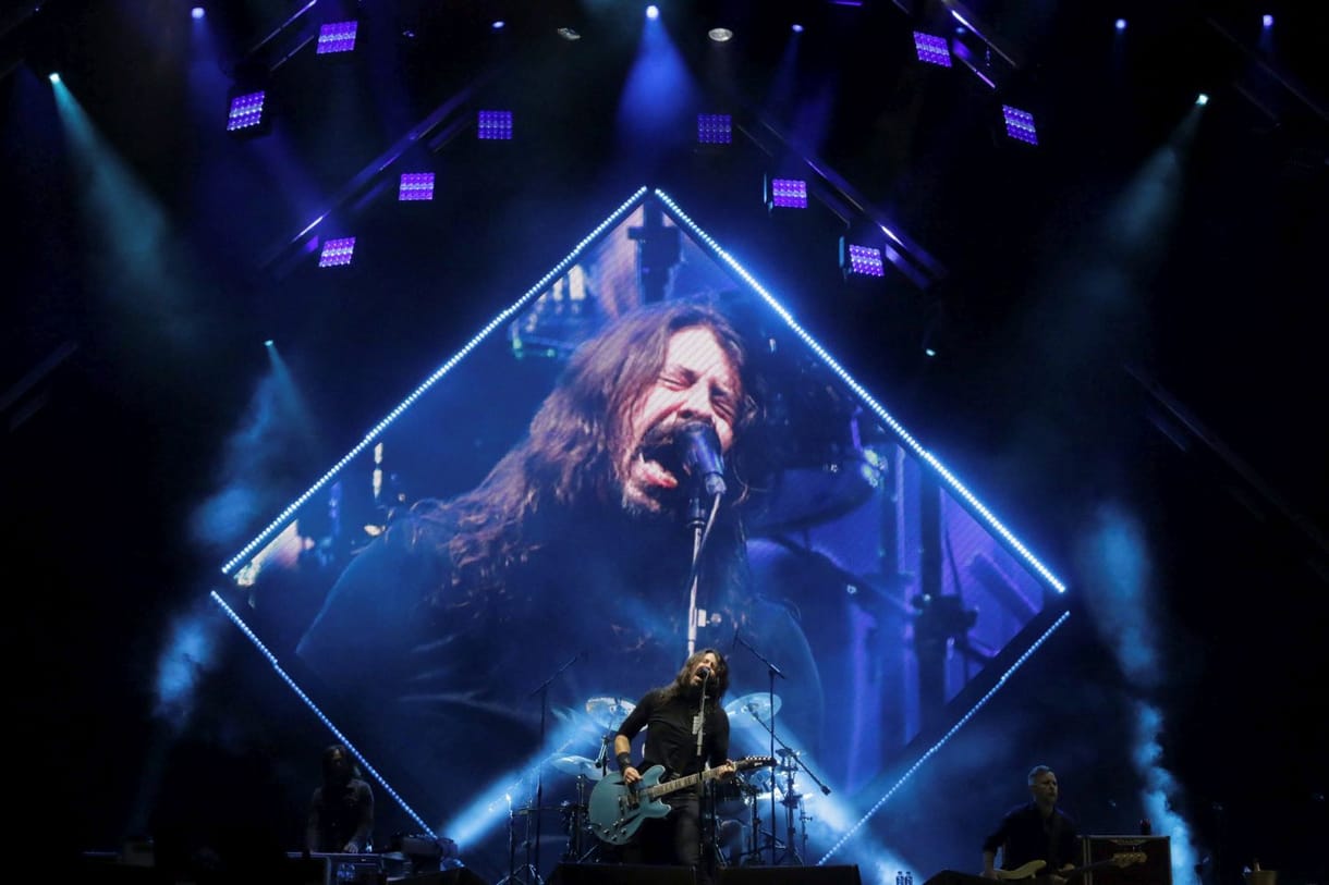 A legjobb anya-lánya program egy Foo Fighters-koncerten a színpadon énekelni