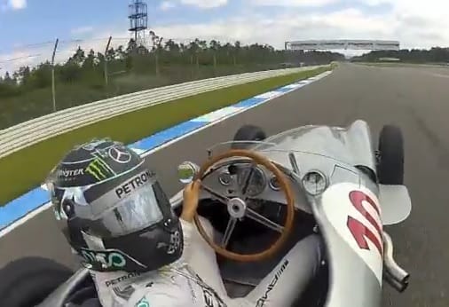 Rosberg vezetés közben szelfizett Fangio régi versenygépében