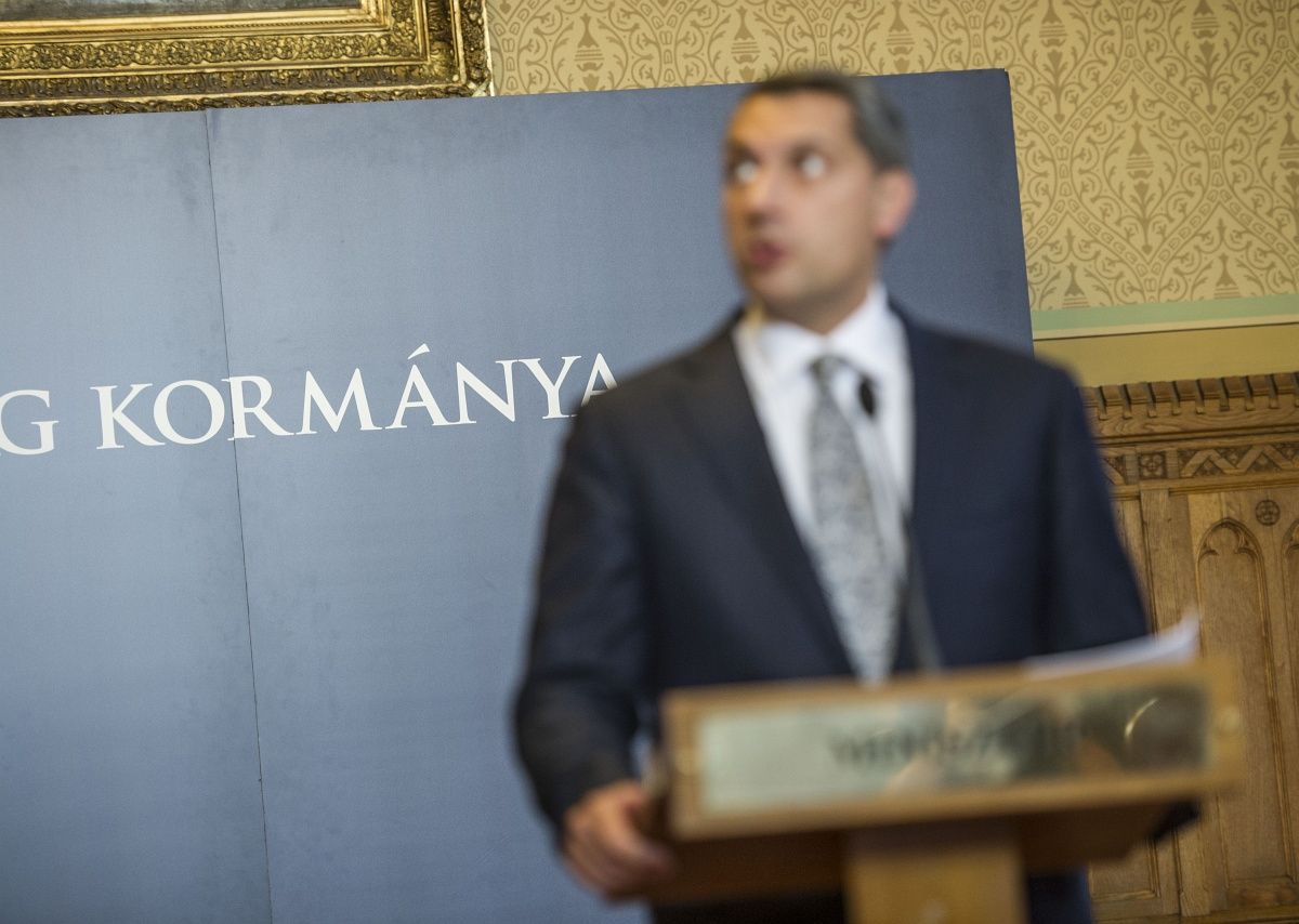 Zavarba ejtő fotókat közölt Lázárról a DK