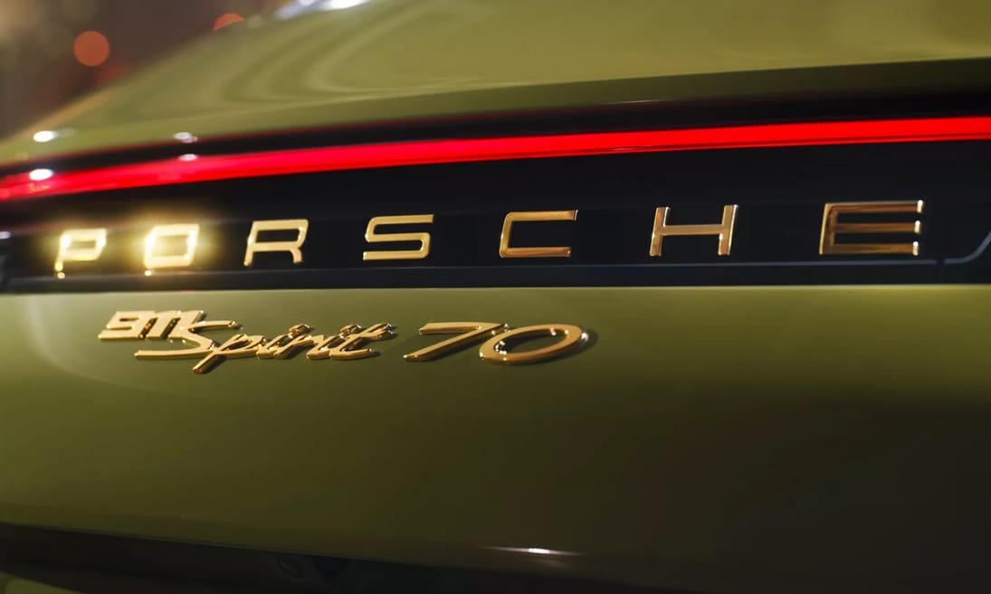 A 70-es évekbe repít vissza az aranytól csillogó legújabb retró Porsche