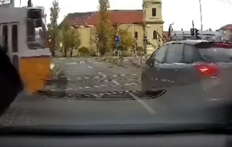 Videón a reggeli baleset, amikor villamos elé hajtott az autós Budapesten