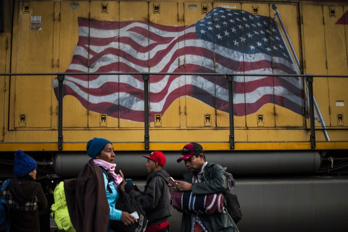 Menekültek rohamozták meg az amerikai határt Mexikóban