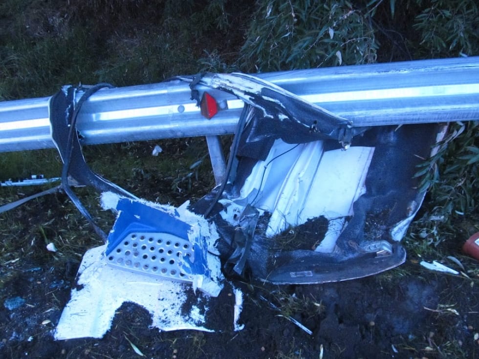 Fotók, videó: Vontatóról lezuhant autó ölt meg egy embert az M1-esen