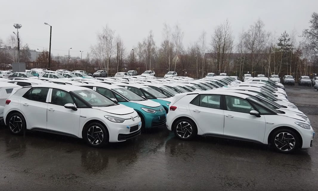 A VW egy titkos telephelyen tárolja a hibáktól hemzsegő új villanyautóit