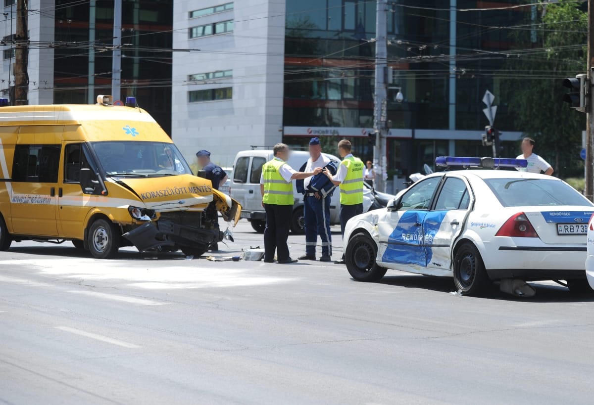 Fotó: koraszülöttmentő karambolozott egy rendőrautóval