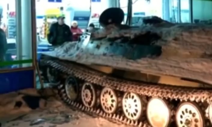 Páncélos járművel rontottak be egy boltba, a zsákmány egy üveg bor - videó