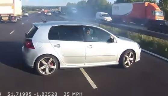 Egyszerre állt meg 50 ember szíve a buszon, amikor majdnem telibe találtak egy VW Golfot - videó