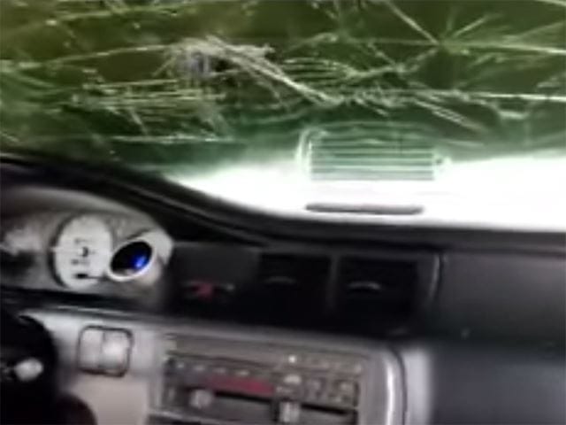 Videó: Hiába 700 lóerős a Honda Civic, ha menet közben felnyílik a motorháztető