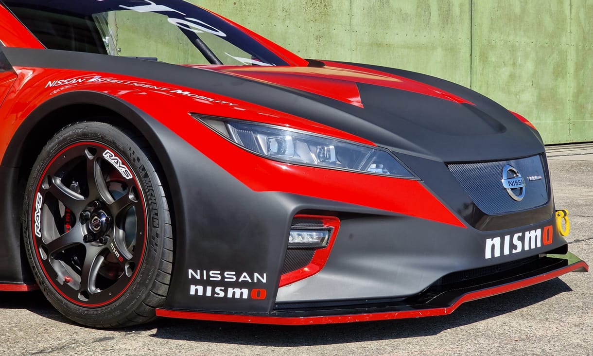 Körbefotóztuk az extrém Nissan Leaf villanyautót, ami a közutakon kiverné a biztosítékot