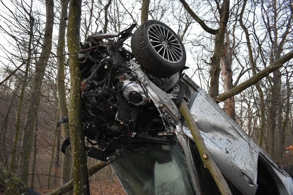 Fennakadt a fákon egy Mercedes, miután a völgybe zuhant Pölöskénél