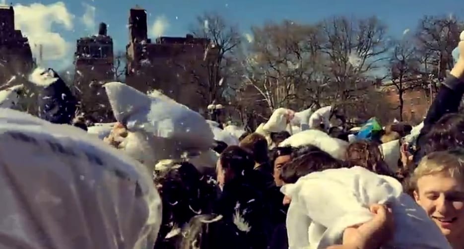 Videó: Szuperlassításban még látványosabb a tömeges párnacsata