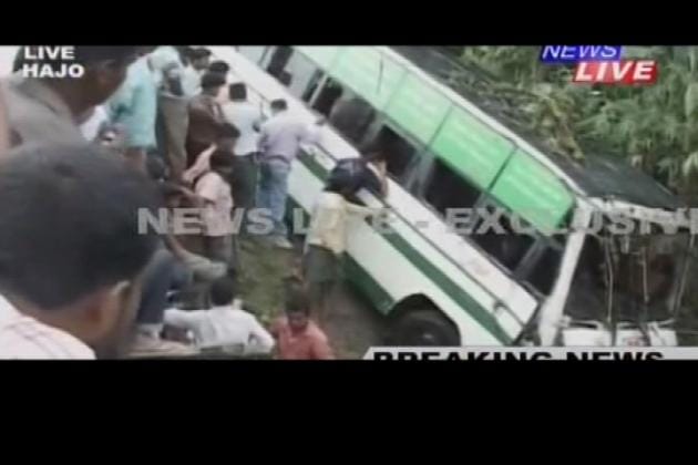 Videó: leszakadt a híd egy busz alatt Indiában