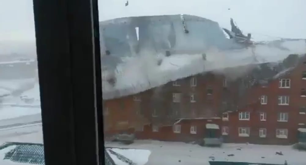 Itt még tombol a tél, óriási háztetőt tépett le a szél – videó