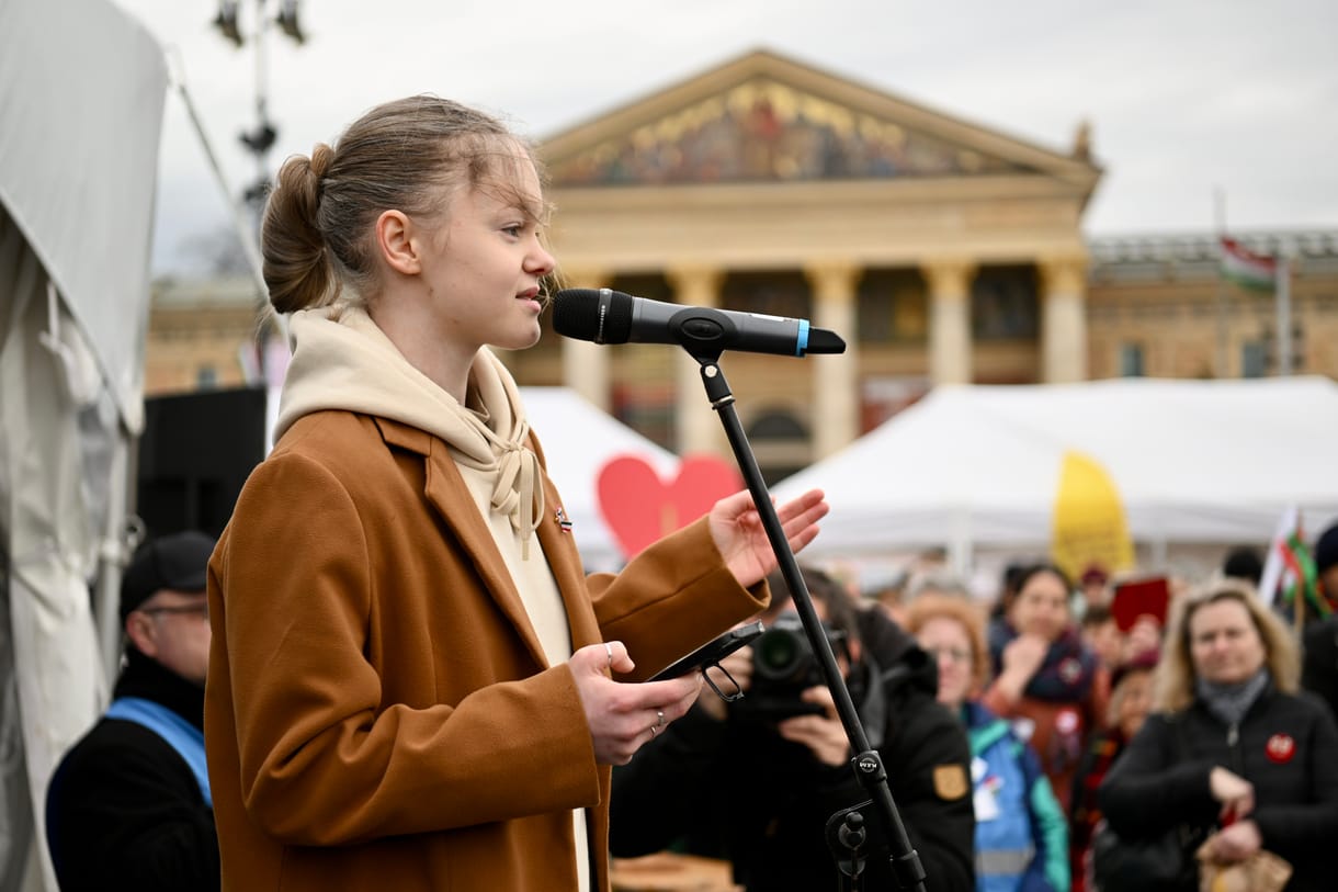 „Le a kalappal Lili előtt, felkötheti a gatyáját minden mai politikus” – Donáth Anna meghívta Pankotai Lilit Strasbourgba