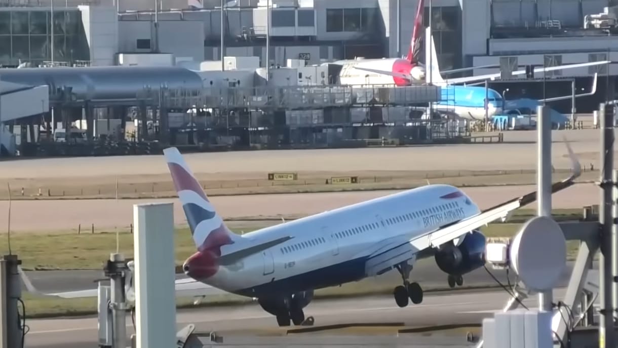  Videó: Majdnem feldöntött a szél egy repülőgépet leszállás közben a Heathrow repülőtéren