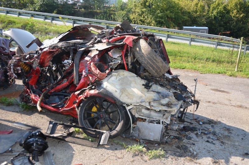 Mi marad egy 260-nal teherautónak ütköző Porsche 911-ből? - fotók