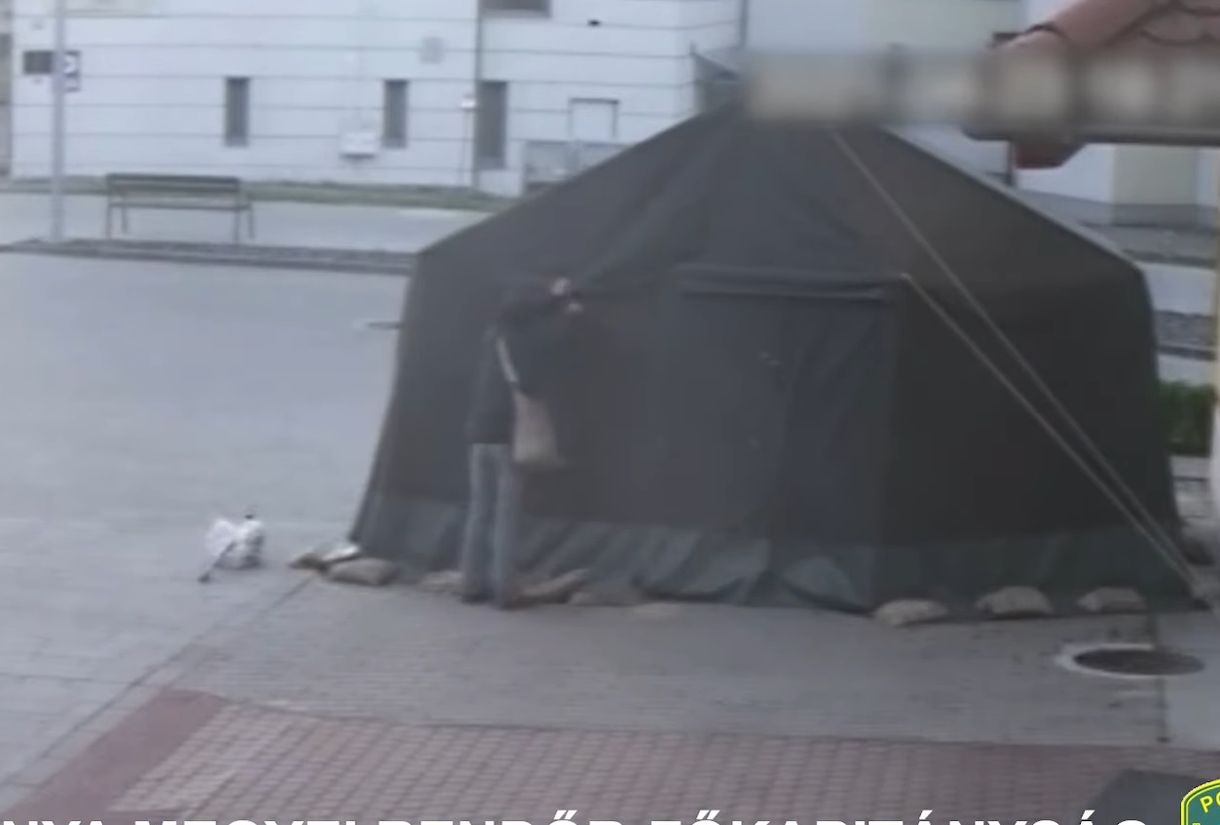 Egy 60 éves harkányi nő szétvágott egy rendelő előtti sátrat, mert az szerinte zavarta a városképet