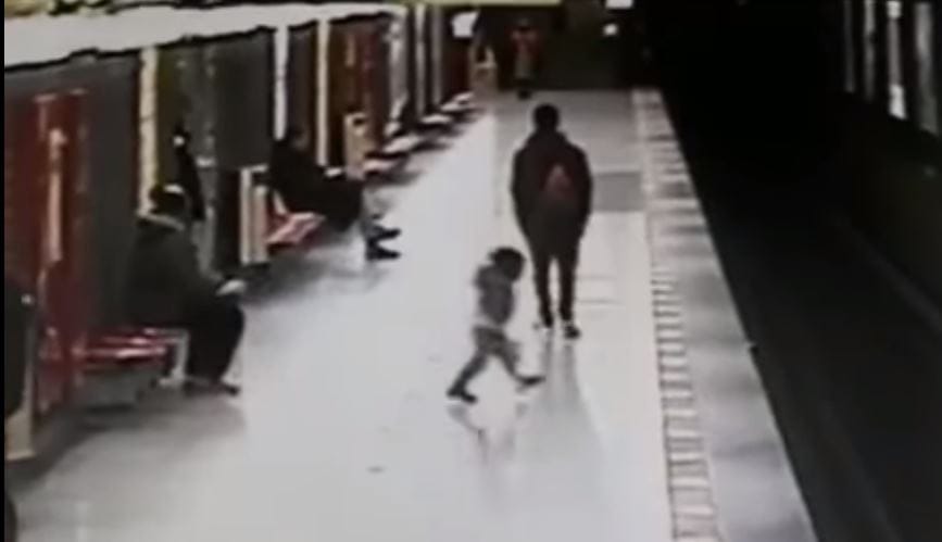 Ezek a mai fiatalok: bátor fiú mentette meg a metrósínekre zuhant gyereket