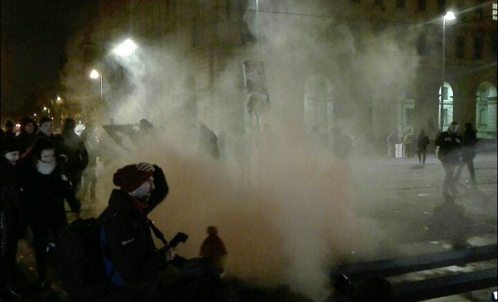 Demonstrálókat igazoltattak a rendőrök a diáktüntetés után