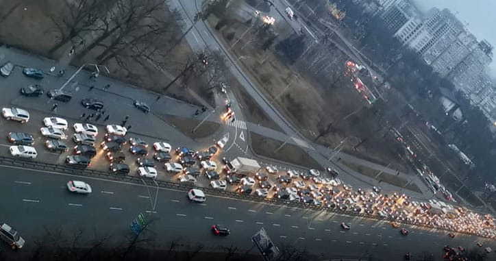 Hatalmas tömeg próbálja elhagyni Kijevet, a benzinkutak megbénultak