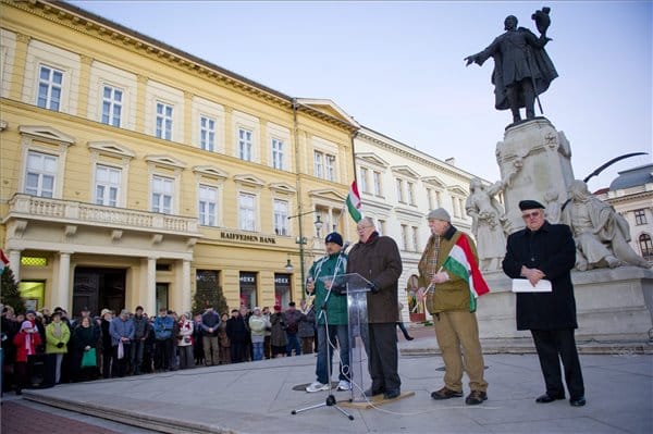 Csurka a kormány mellett tüntetett
