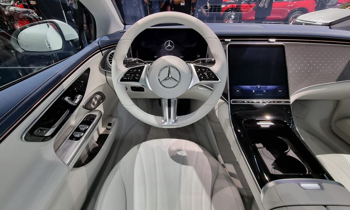 Itt a teljesen elektromos E-osztály: beültünk a Mercedes EQE-be