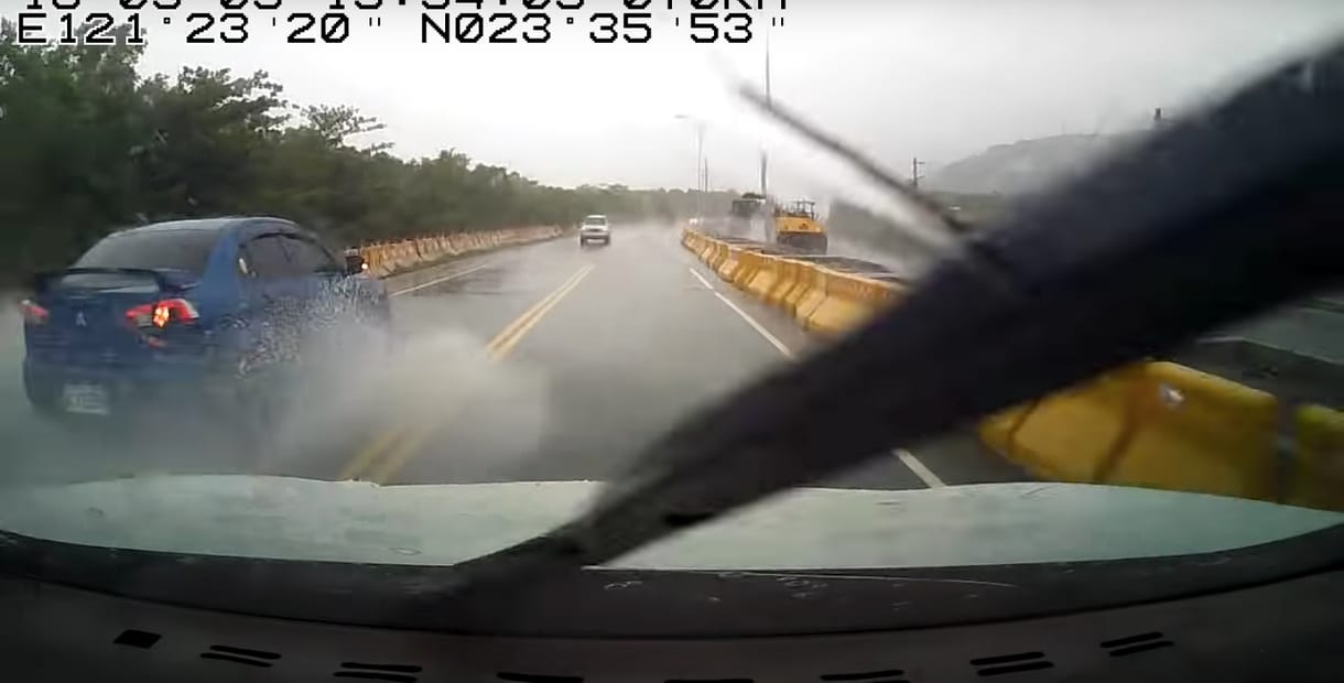 Instant karma: életveszélyesen előzött az autós, ő húzta a rövidebbet – videó