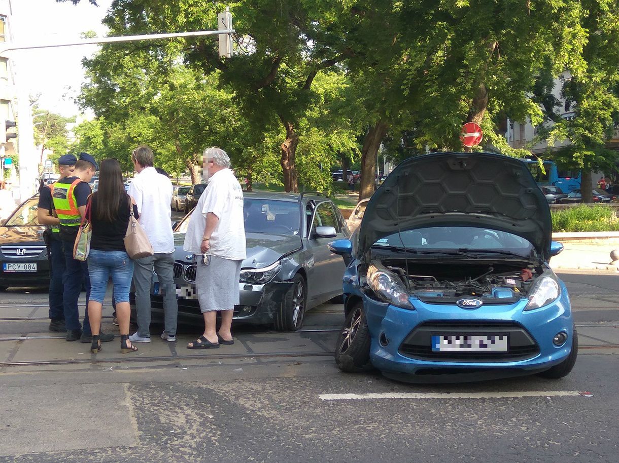 Két autó ütközött Újpesten